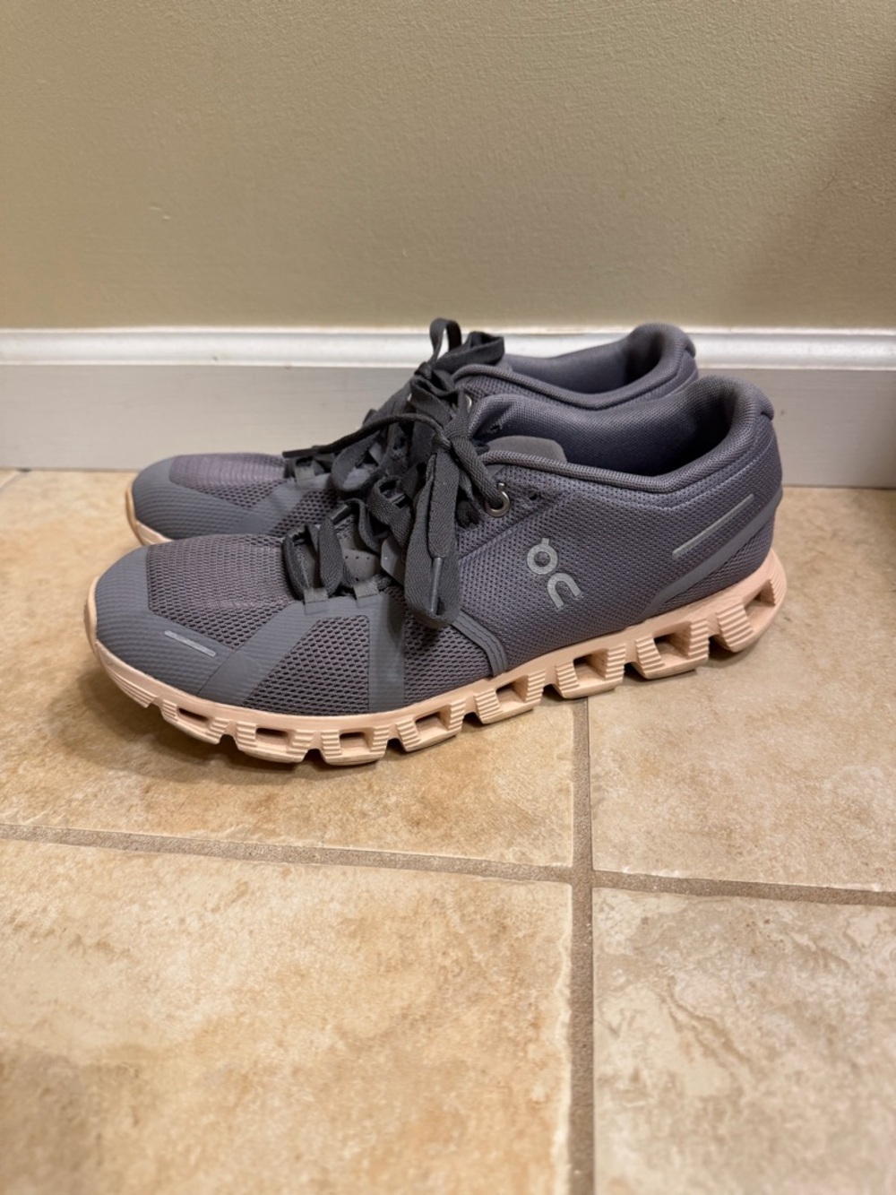 On cloud 5 shoes grey and peach